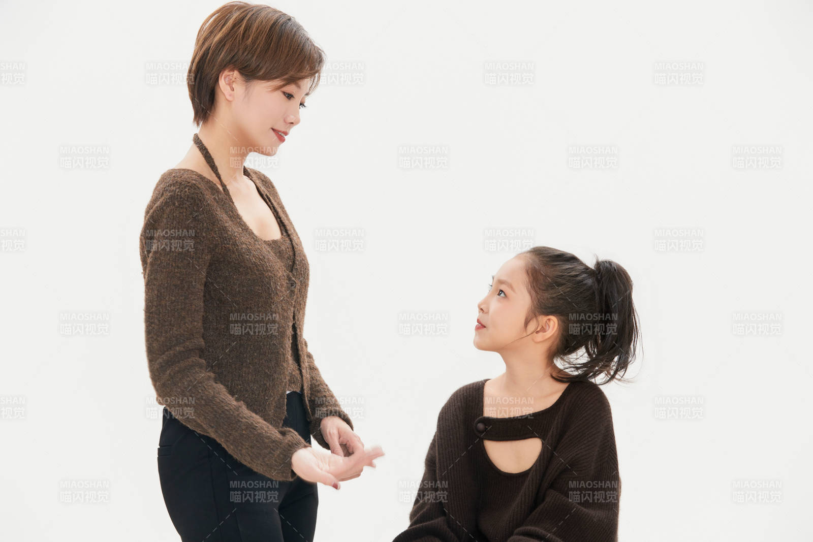 白色背景里的美丽妈妈与可爱女儿亲子人像图片