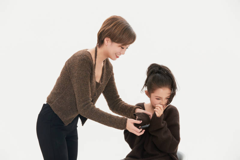 白色背景里的美丽妈妈与可爱女儿亲子人像图片