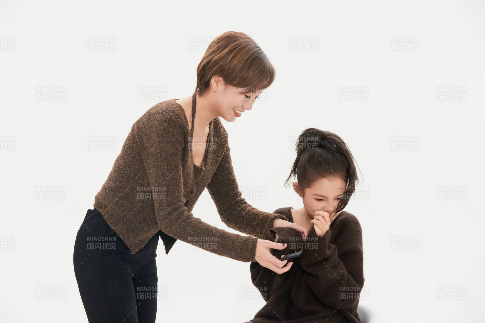 白色背景里的美丽妈妈与可爱女儿亲子人像图片