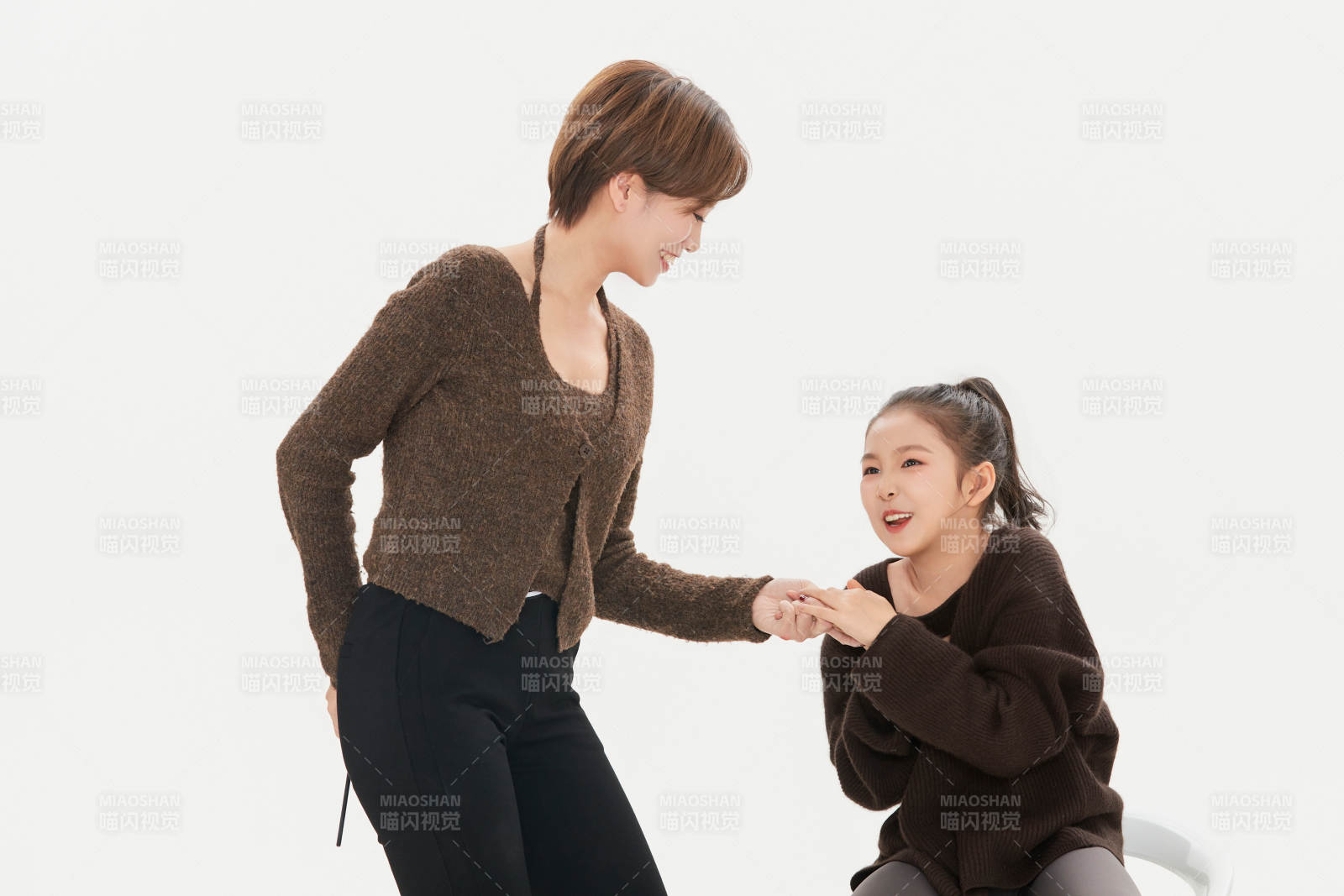 白色背景里的美丽妈妈与可爱女儿亲子人像图片