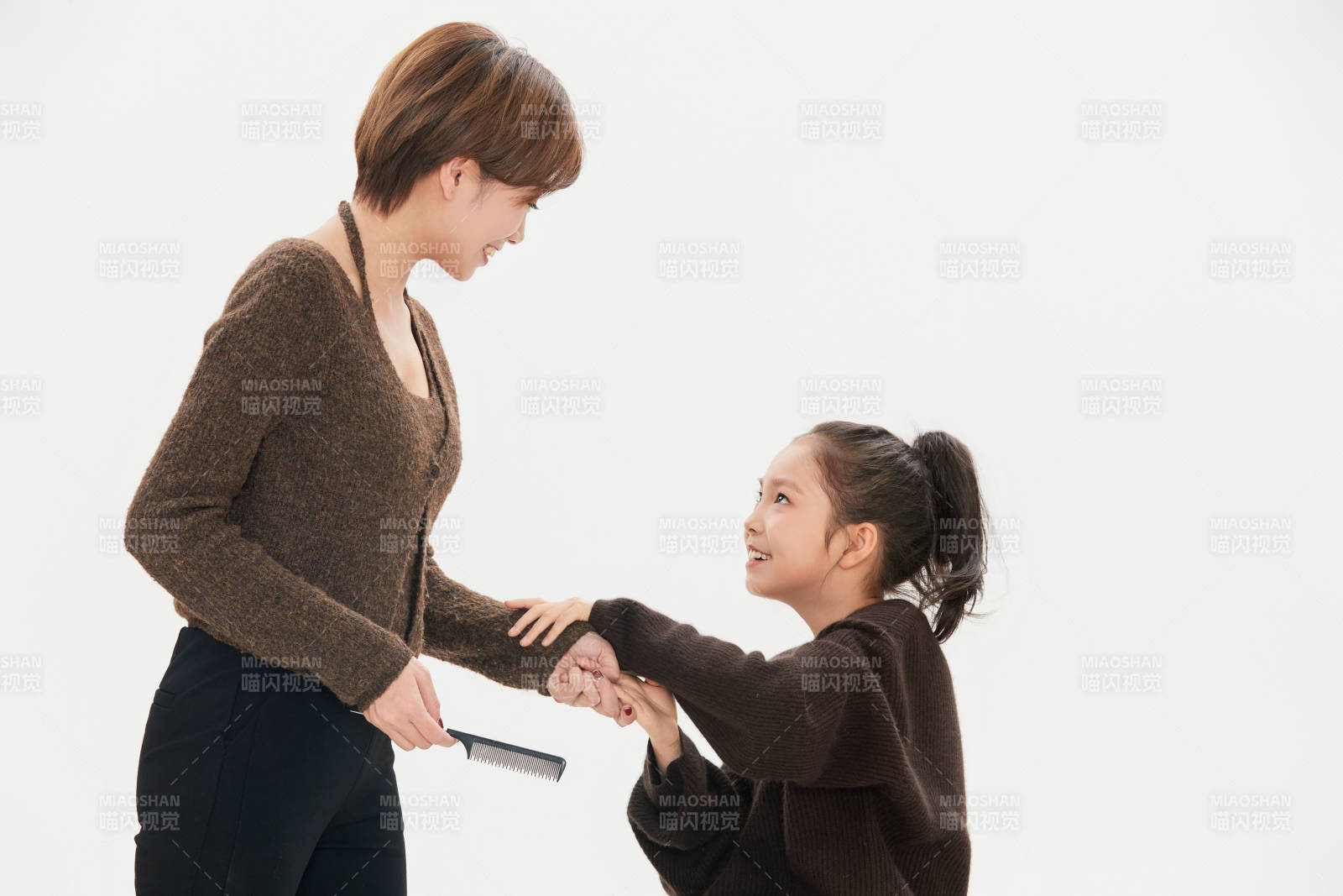 白色背景里的美丽妈妈与可爱女儿亲子人像图片