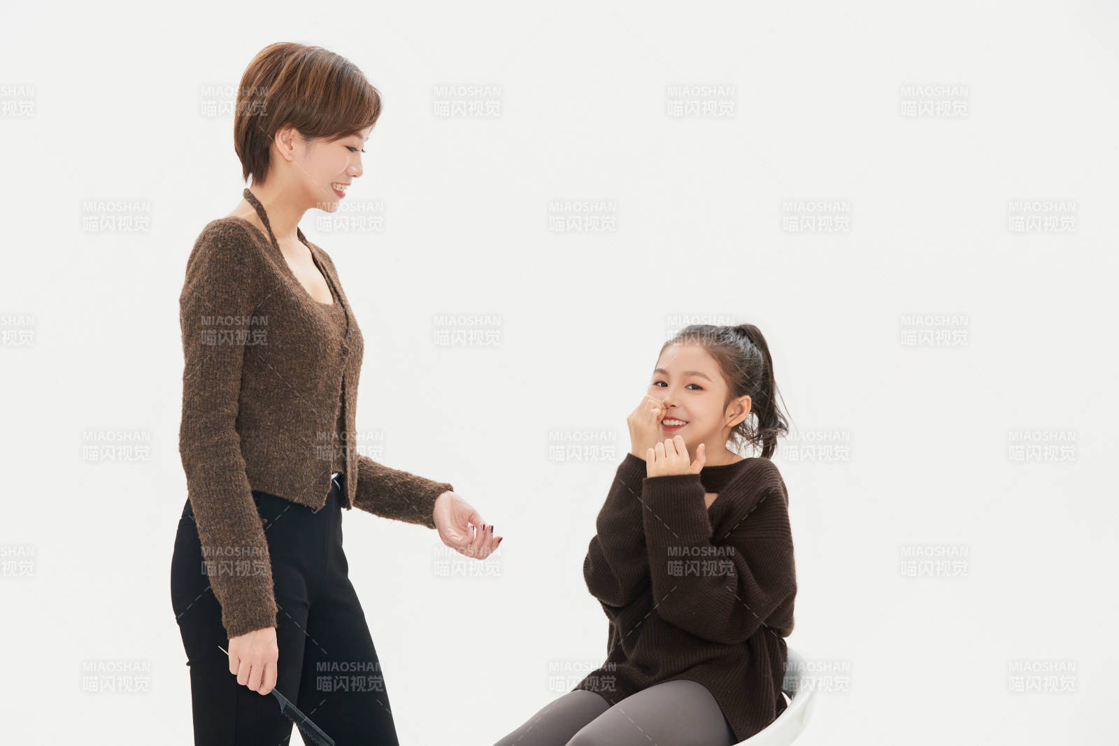 白色背景里的美丽妈妈与可爱女儿亲子人像图片