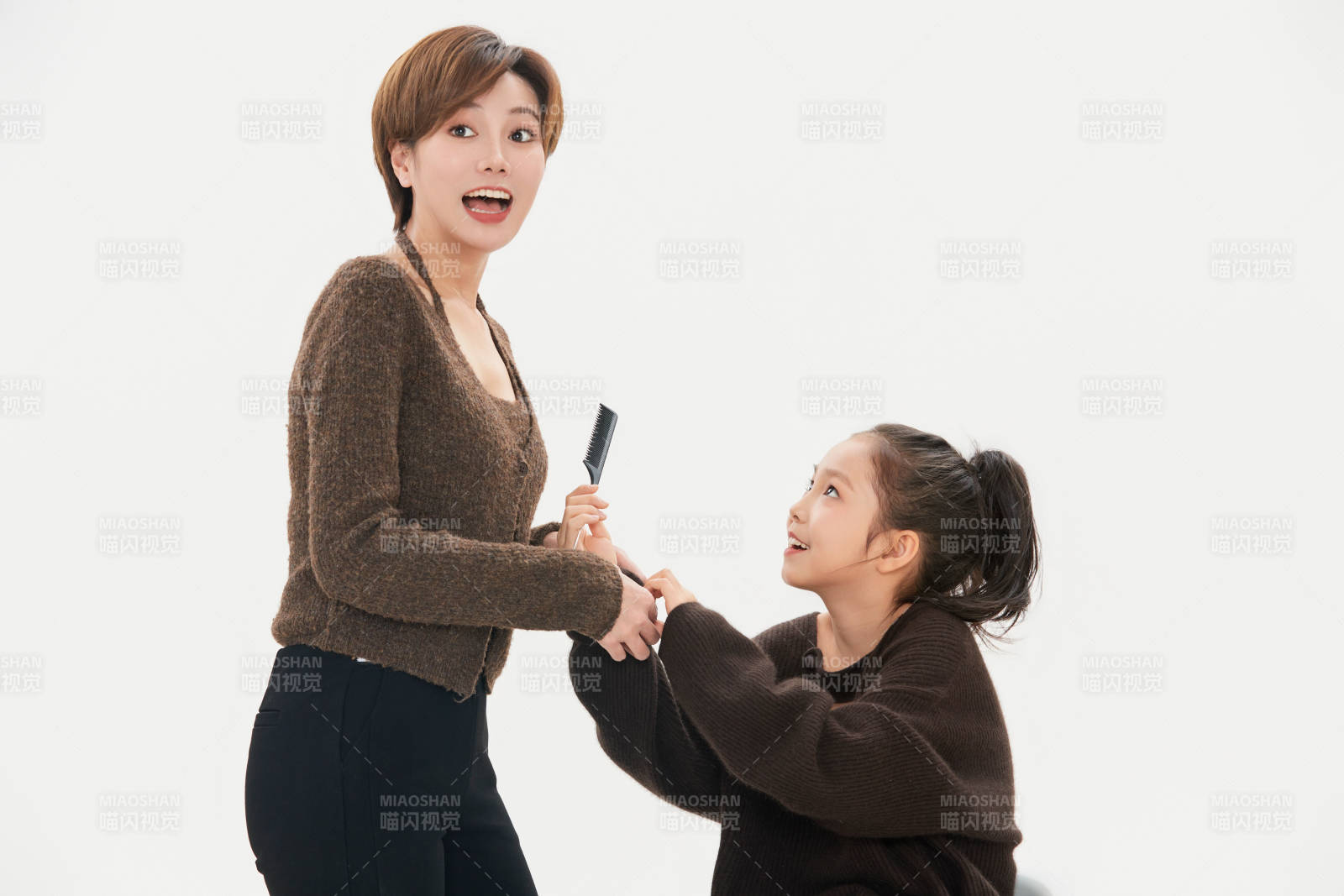 白色背景里的美丽妈妈与可爱女儿亲子人像图片