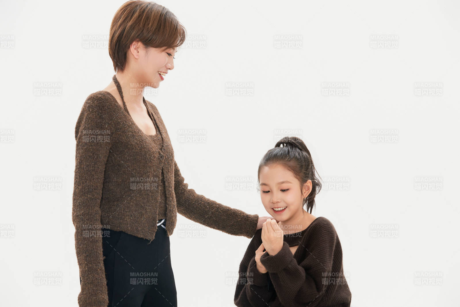 白色背景里的美丽妈妈与可爱女儿亲子人像图片