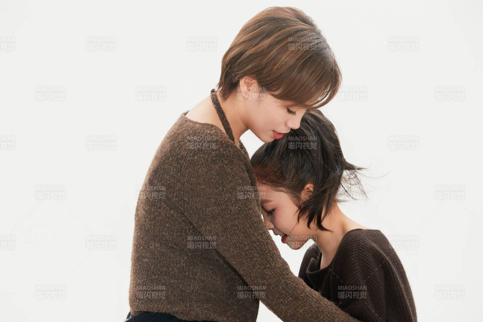 白色背景里的美丽妈妈与可爱女儿亲子人像图片