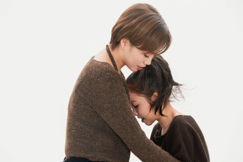 白色背景里的美丽妈妈与可爱女儿亲子人像图片