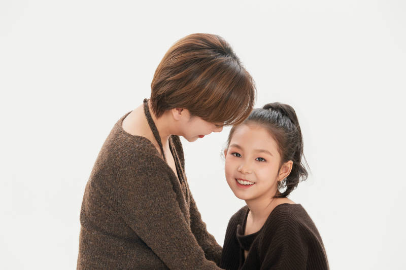 白色背景里的美丽妈妈与可爱女儿亲子人像图片