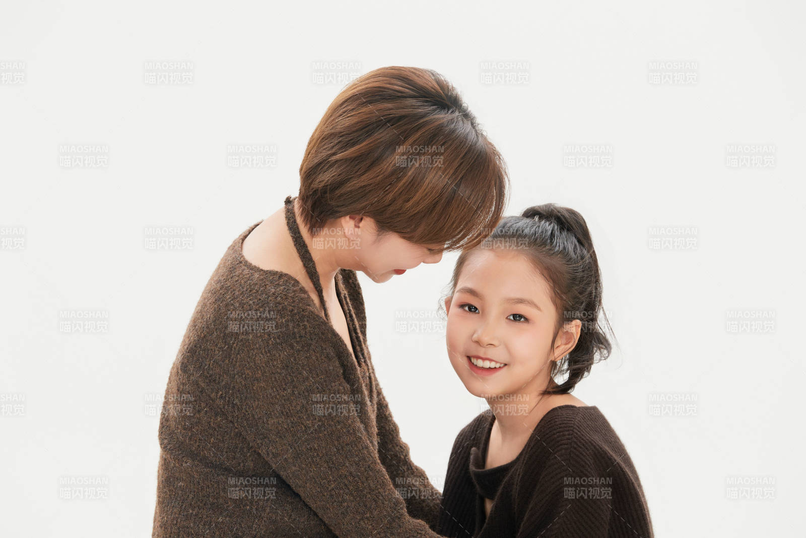 白色背景里的美丽妈妈与可爱女儿亲子人像图片