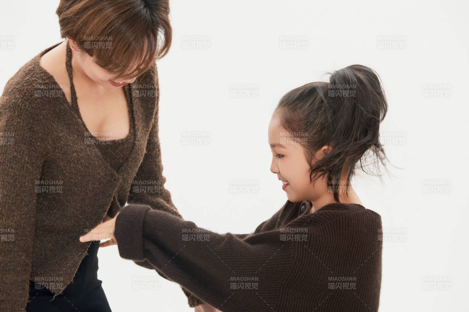 白色背景里的美丽妈妈与可爱女儿亲子人像图片