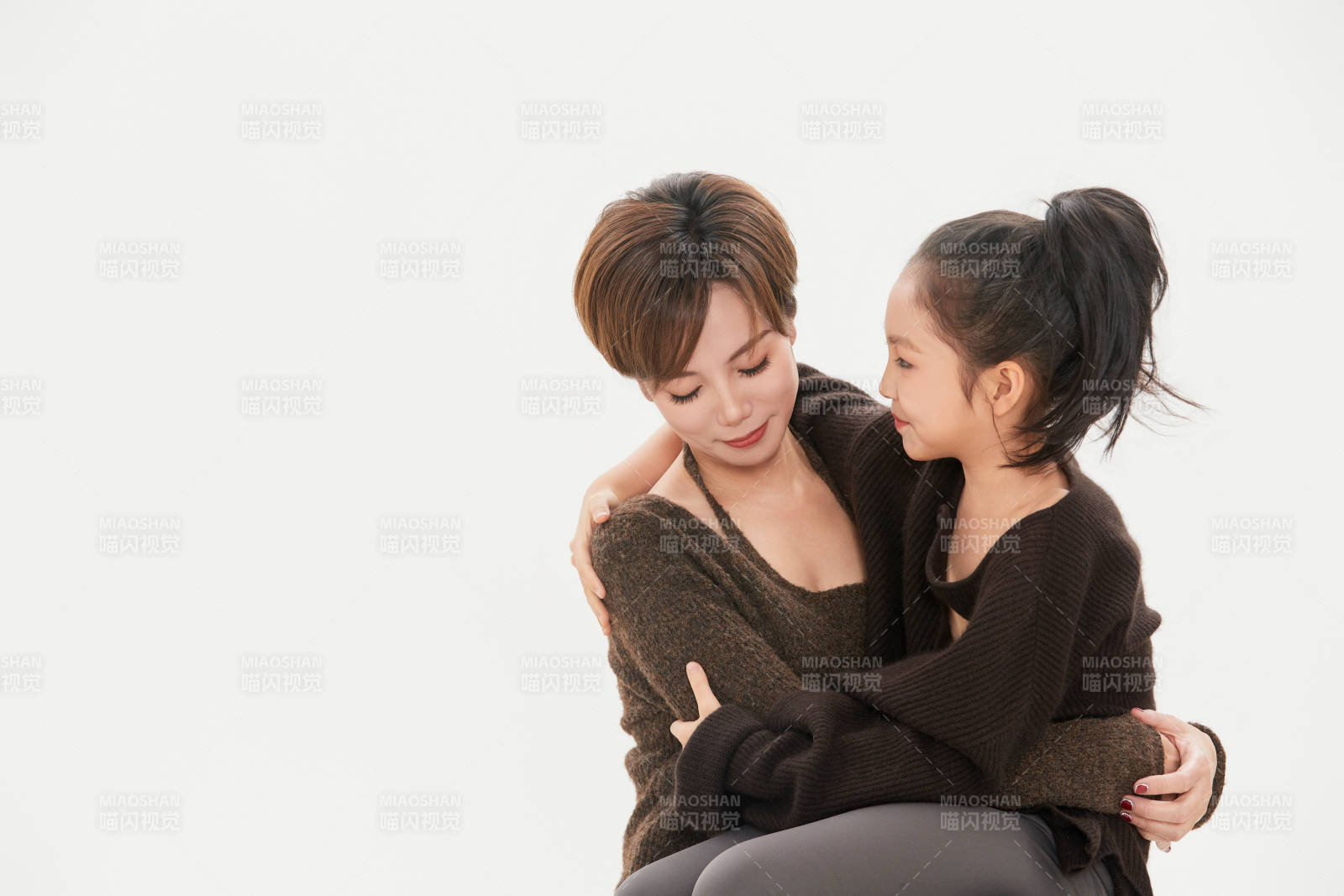 白色背景里的美丽妈妈与可爱女儿亲子人像图片
