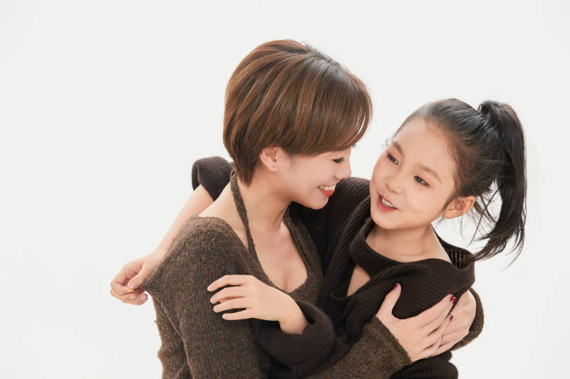 白色背景里的美丽妈妈与可爱女儿亲子人像图片