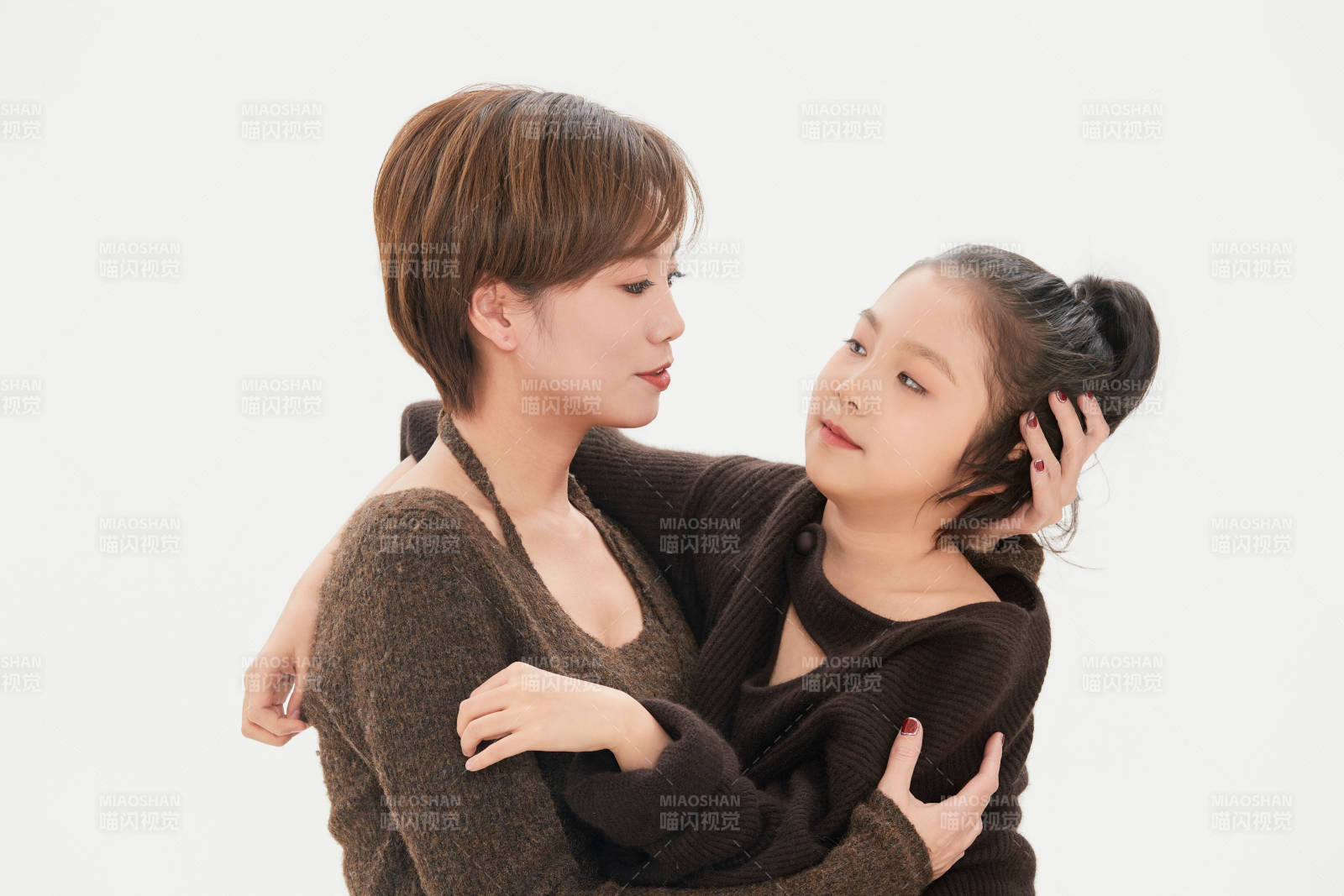 白色背景里的美丽妈妈与可爱女儿亲子人像图片