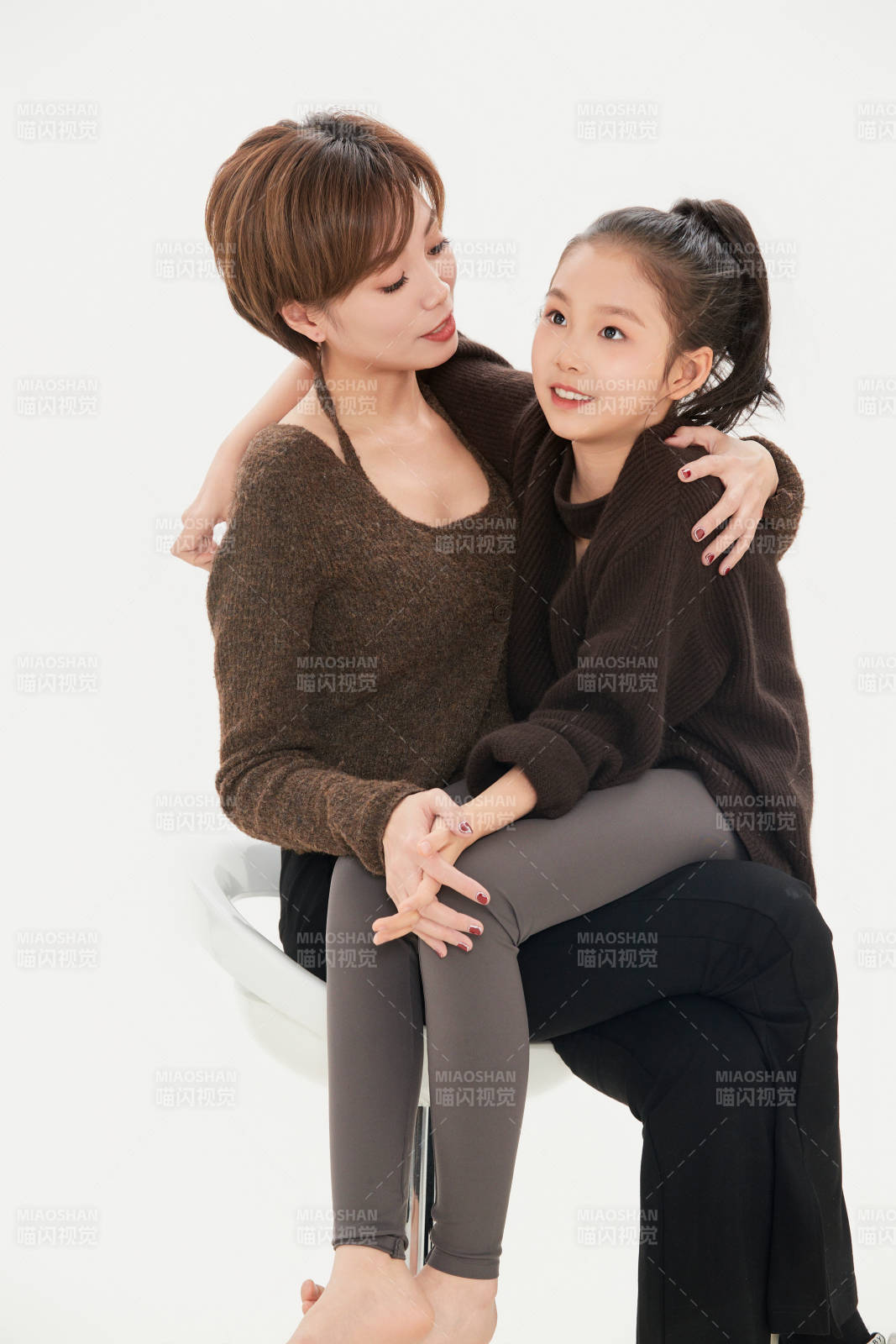 白色背景里的美丽妈妈与可爱女儿亲子人像图片