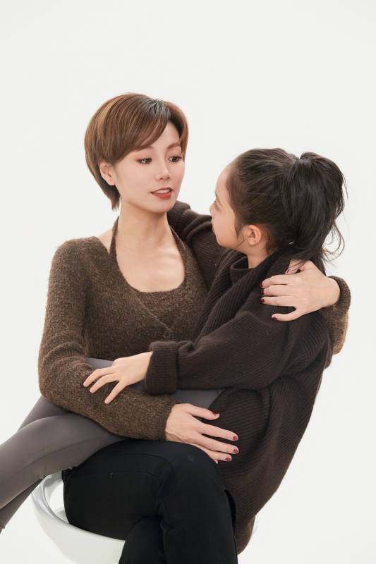 白色背景里的美丽妈妈与可爱女儿亲子人像图片