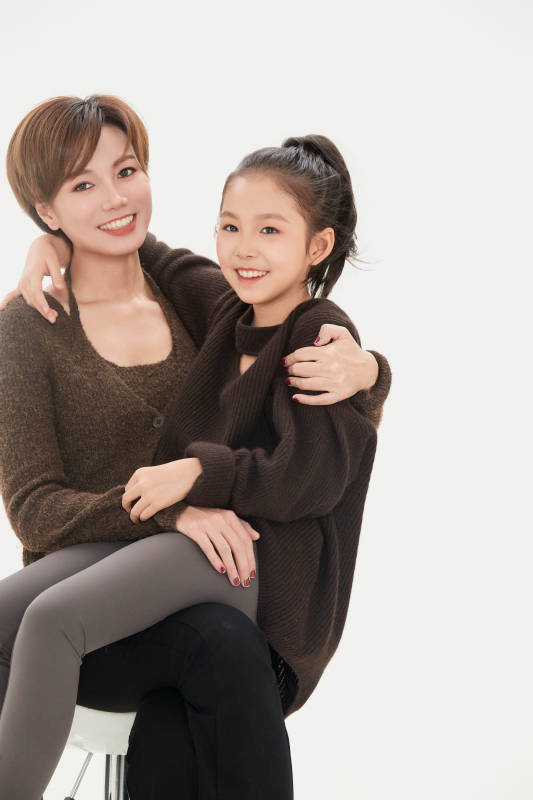 白色背景里的美丽妈妈与可爱女儿亲子人像图片