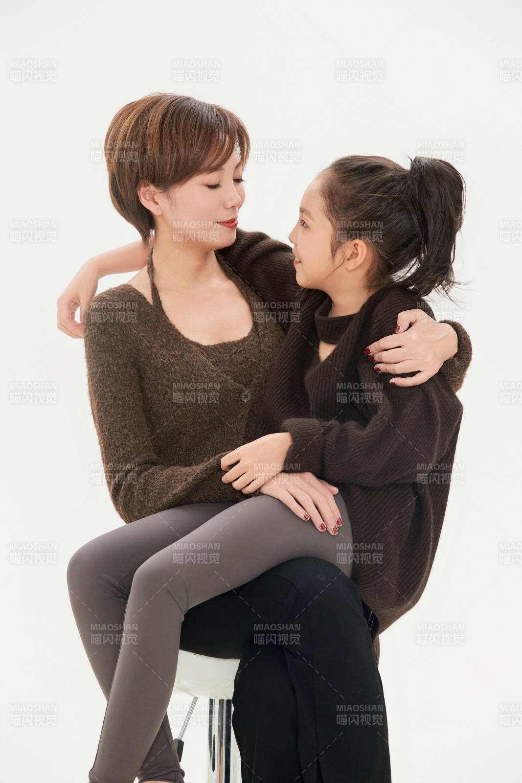 白色背景里的美丽妈妈与可爱女儿亲子人像图片