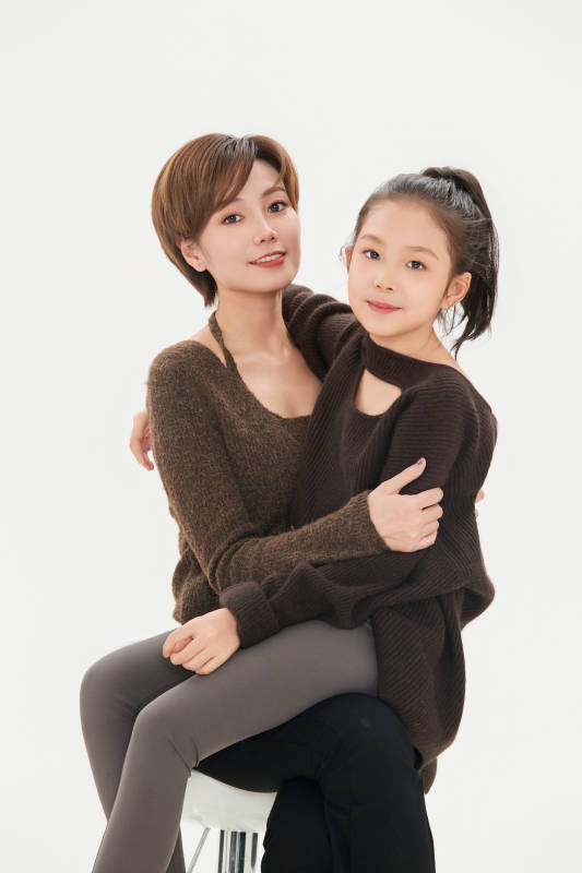 白色背景里的美丽妈妈与可爱女儿亲子人像图片