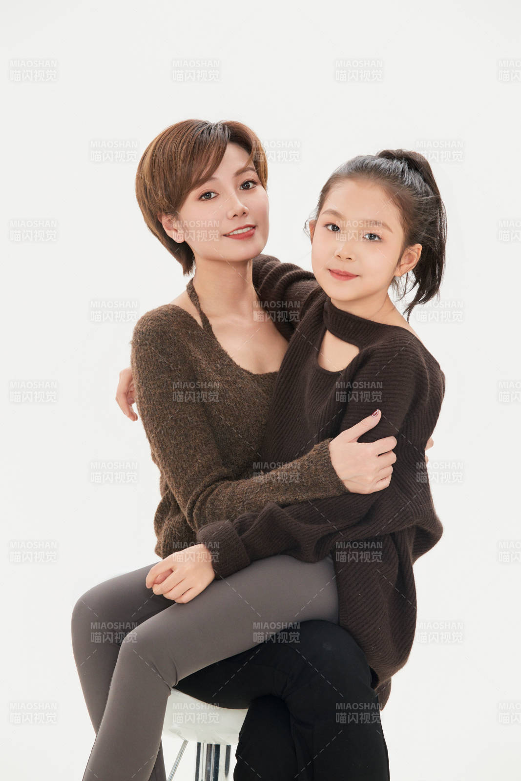 白色背景里的美丽妈妈与可爱女儿亲子人像图片