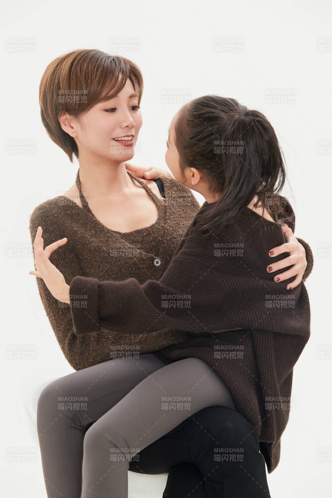 白色背景里的美丽妈妈与可爱女儿亲子人像图片