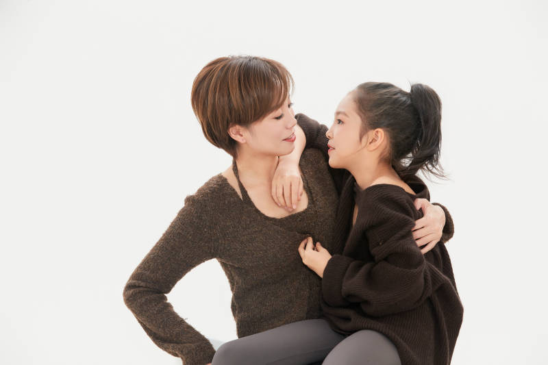 白色背景里的美丽妈妈与可爱女儿亲子人像图片