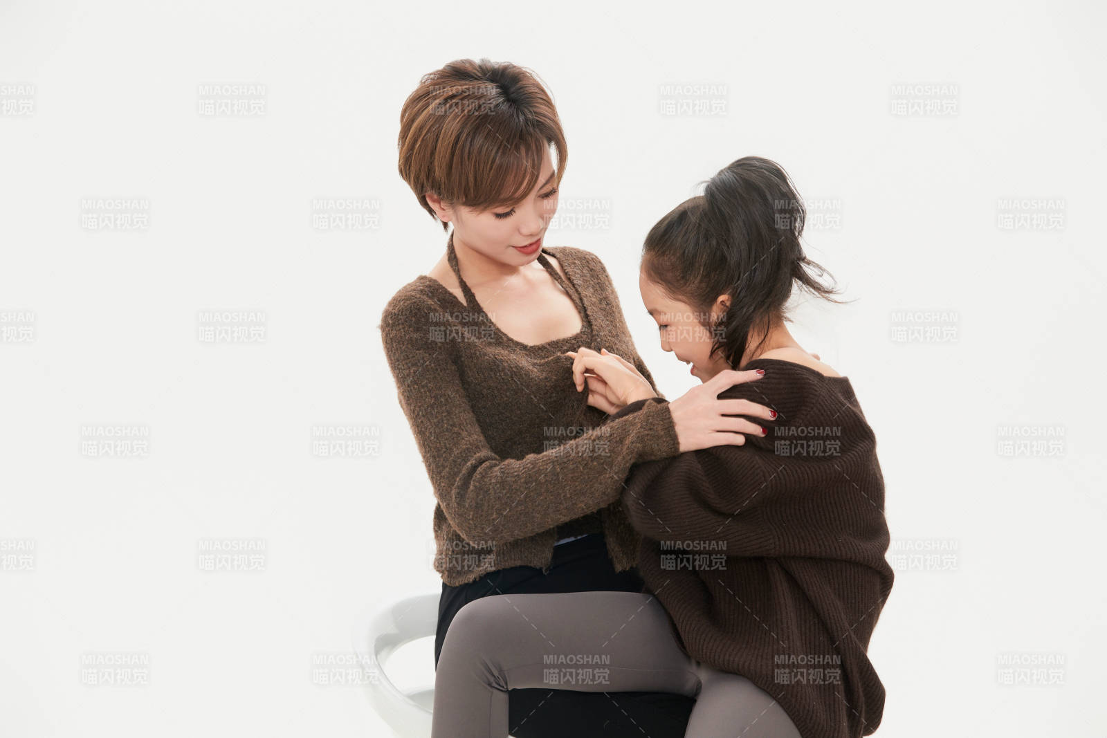 白色背景里的美丽妈妈与可爱女儿亲子人像图片