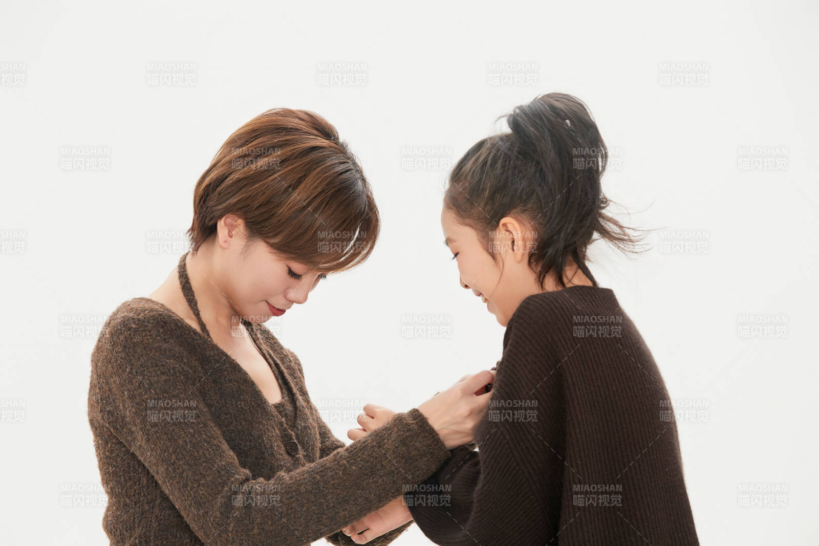 白色背景里的美丽妈妈与可爱女儿亲子人像图片