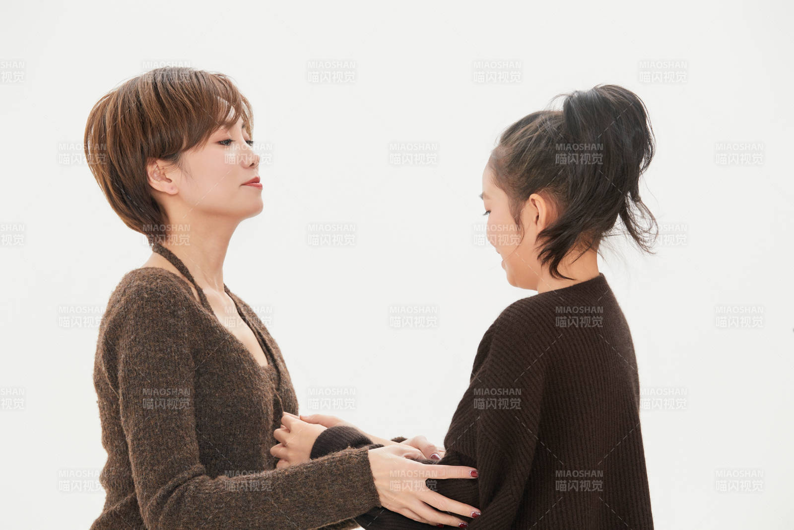 白色背景里的美丽妈妈与可爱女儿亲子人像图片