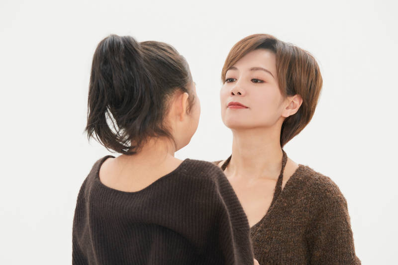 白色背景里的美丽妈妈与可爱女儿亲子人像图片