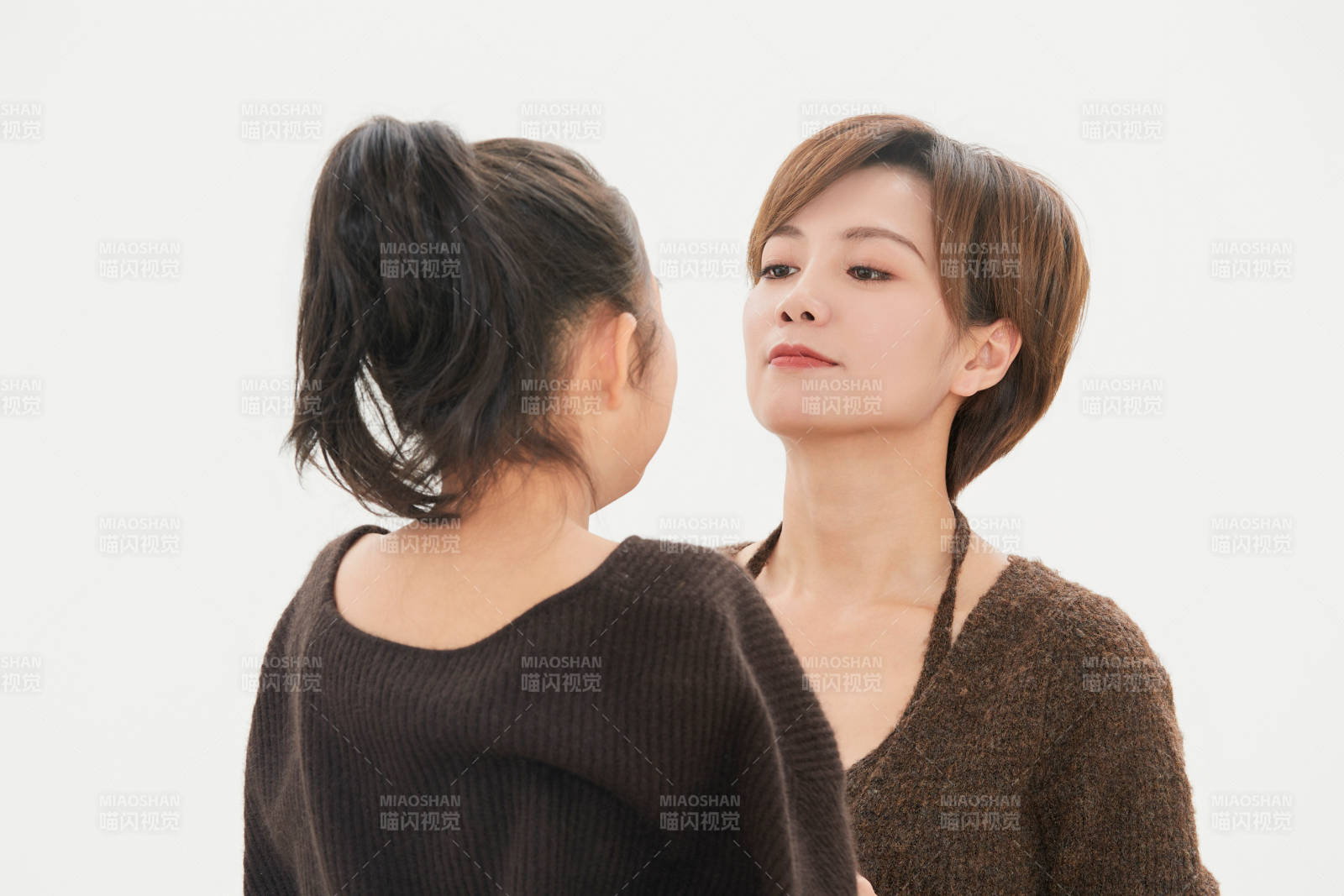 白色背景里的美丽妈妈与可爱女儿亲子人像图片