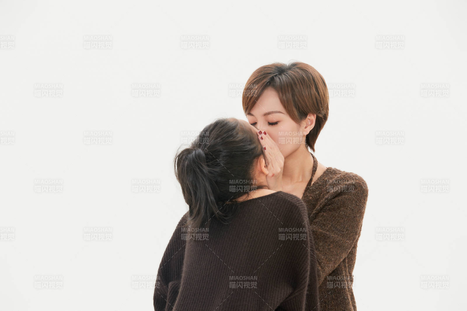 白色背景里的美丽妈妈与可爱女儿亲子人像图片