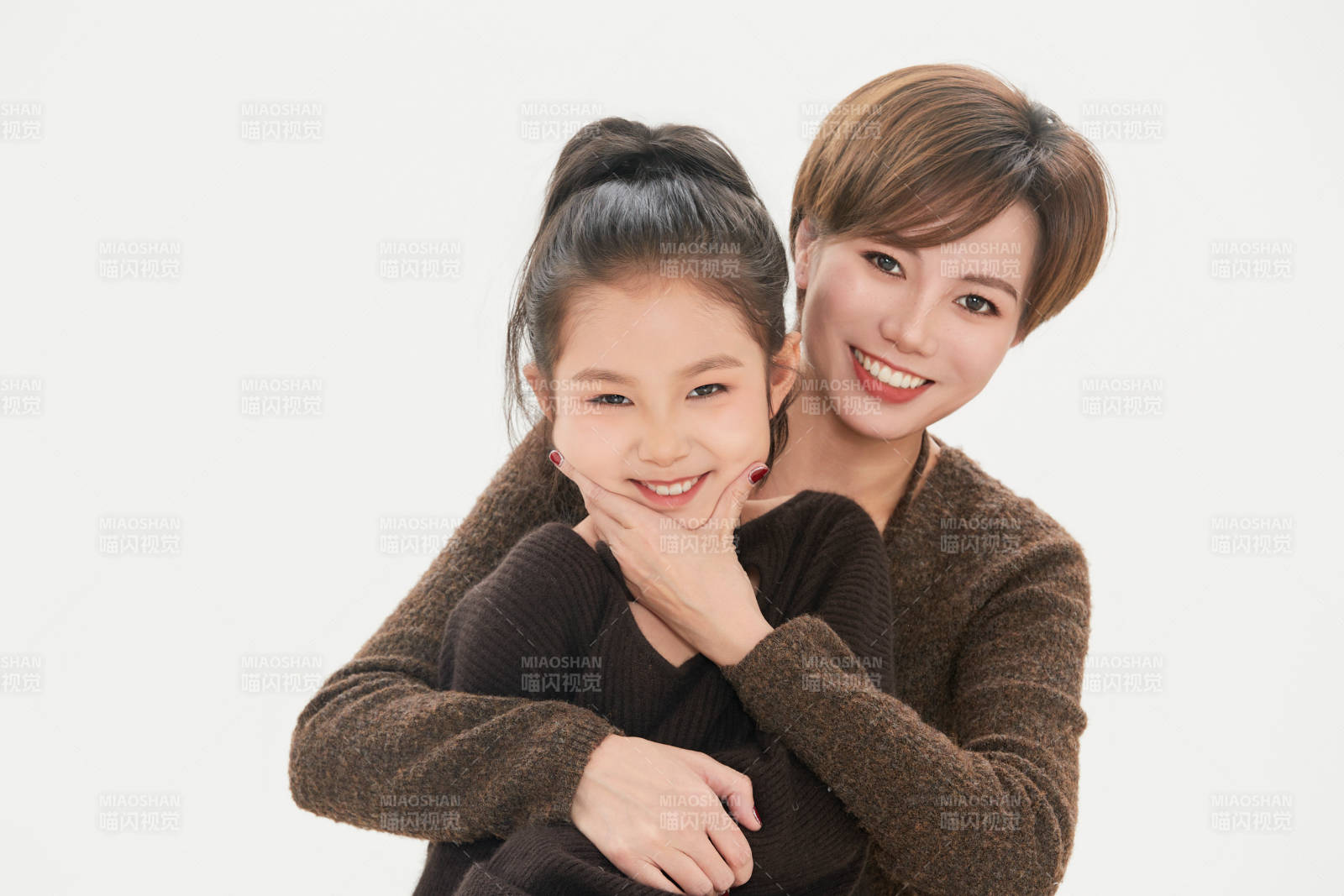 白色背景里的美丽妈妈与可爱女儿亲子人像图片