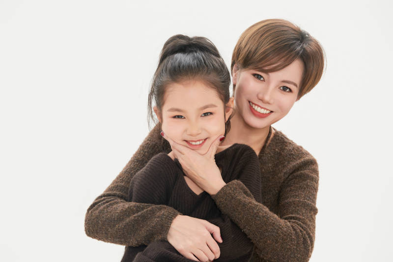 白色背景里的美丽妈妈与可爱女儿亲子人像图片