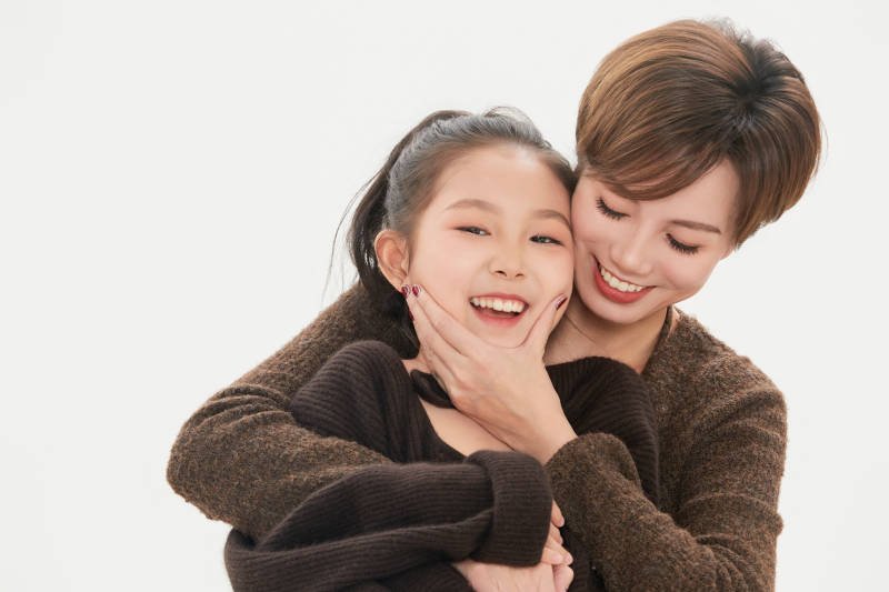 白色背景里的美丽妈妈与可爱女儿亲子人像图片