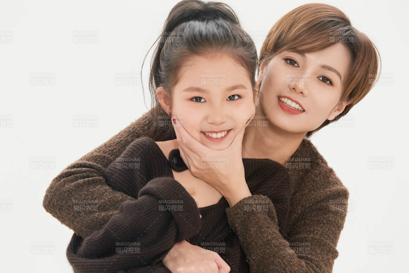 白色背景里的美丽妈妈与可爱女儿亲子人像图片