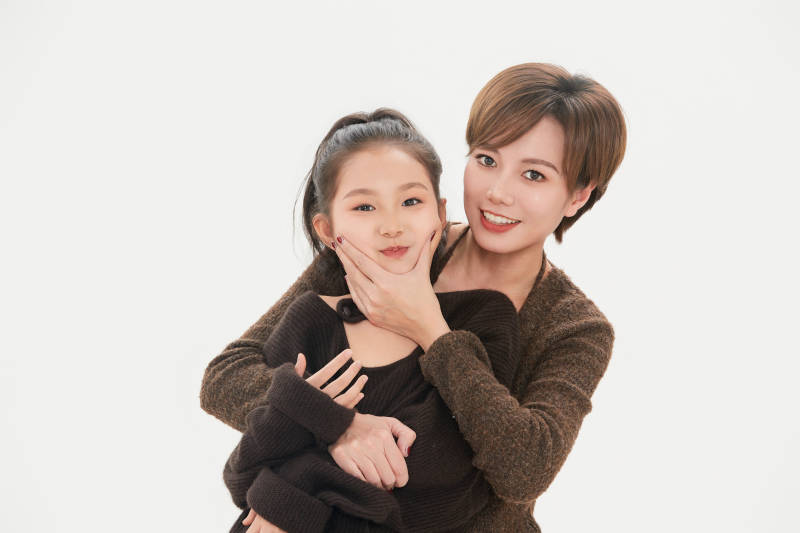 白色背景里的美丽妈妈与可爱女儿亲子人像图片