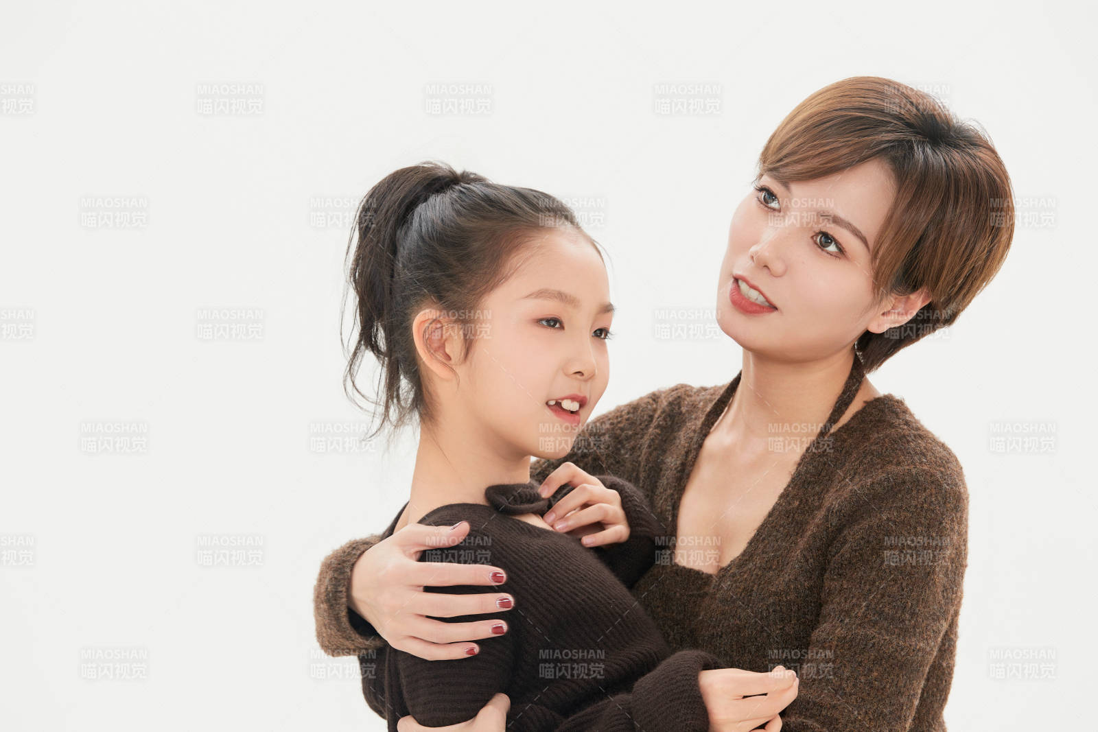 白色背景里的美丽妈妈与可爱女儿亲子人像图片