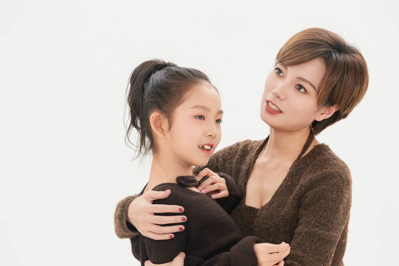 白色背景里的美丽妈妈与可爱女儿亲子人像图片