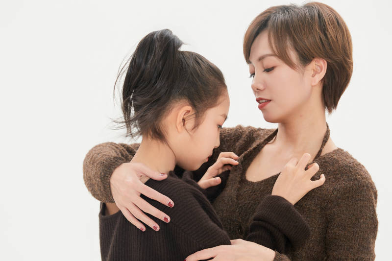 白色背景里的美丽妈妈与可爱女儿亲子人像图片