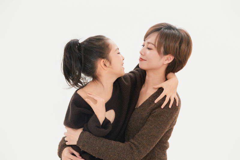 白色背景里的美丽妈妈与可爱女儿亲子人像图片