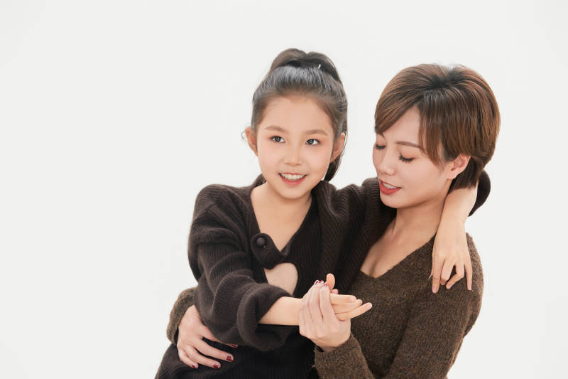 白色背景里的美丽妈妈与可爱女儿亲子人像图片