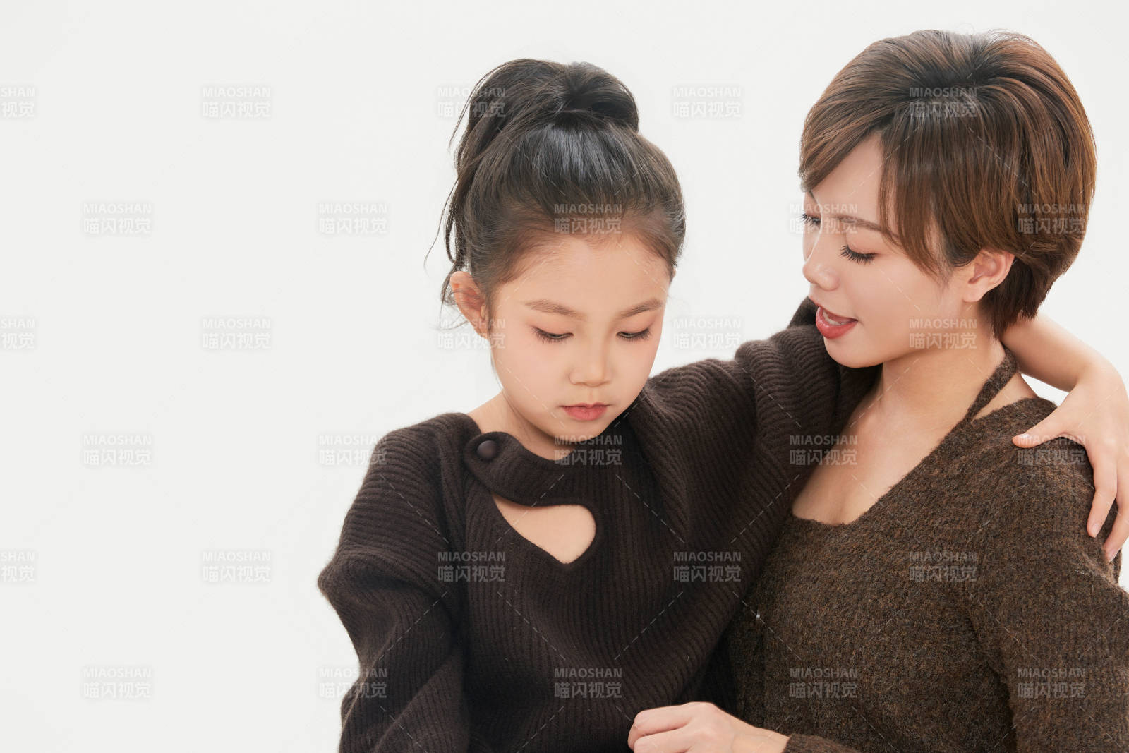 白色背景里的美丽妈妈与可爱女儿亲子人像图片