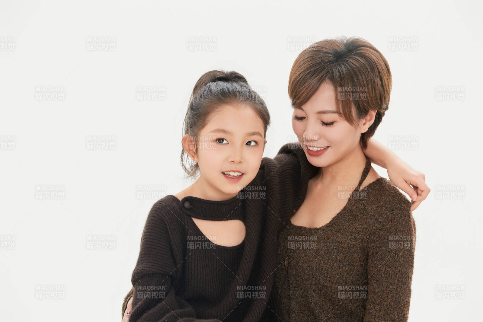 白色背景里的美丽妈妈与可爱女儿亲子人像图片