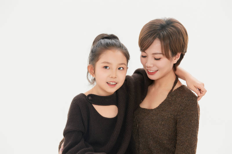 白色背景里的美丽妈妈与可爱女儿亲子人像图片