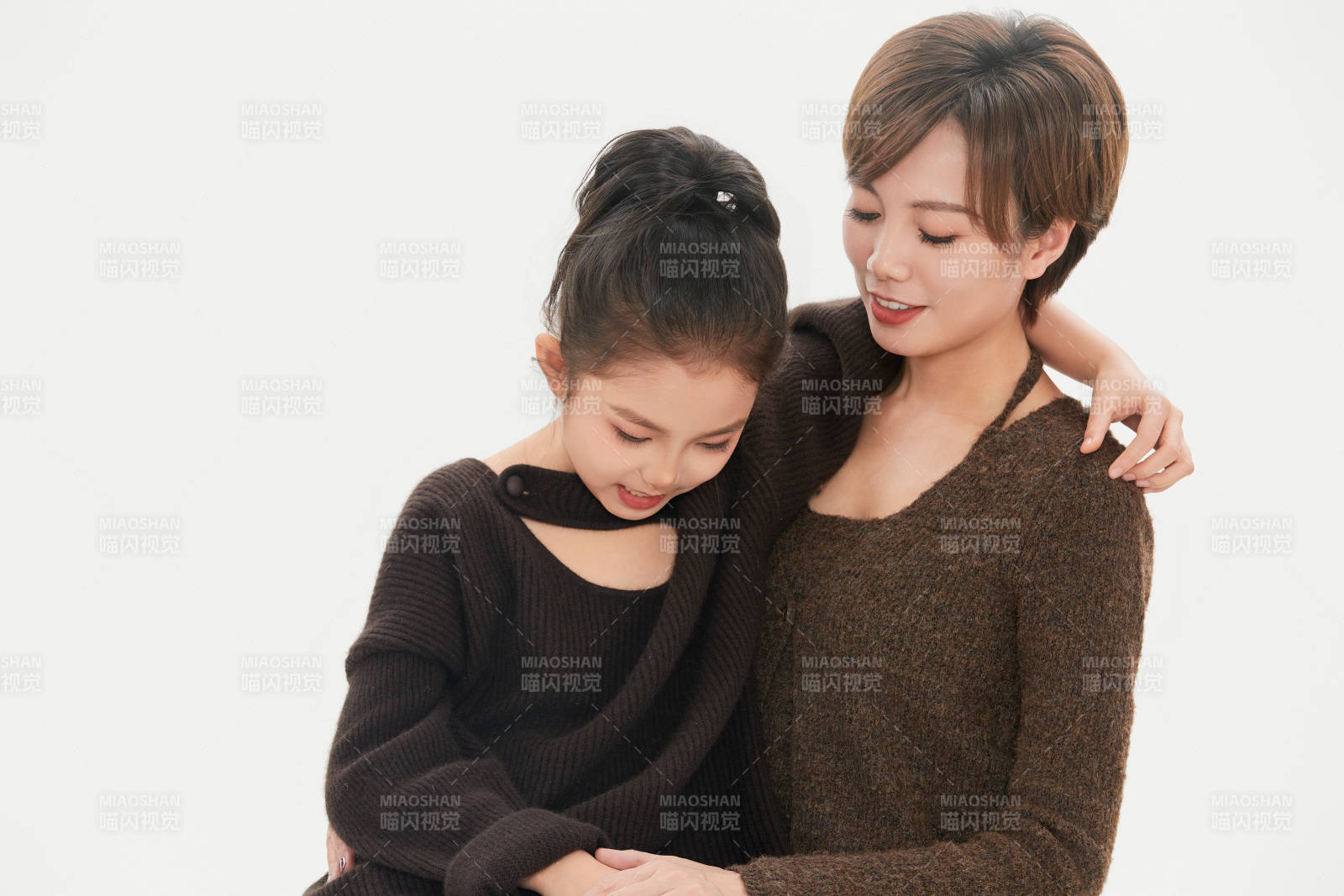 白色背景里的美丽妈妈与可爱女儿亲子人像图片