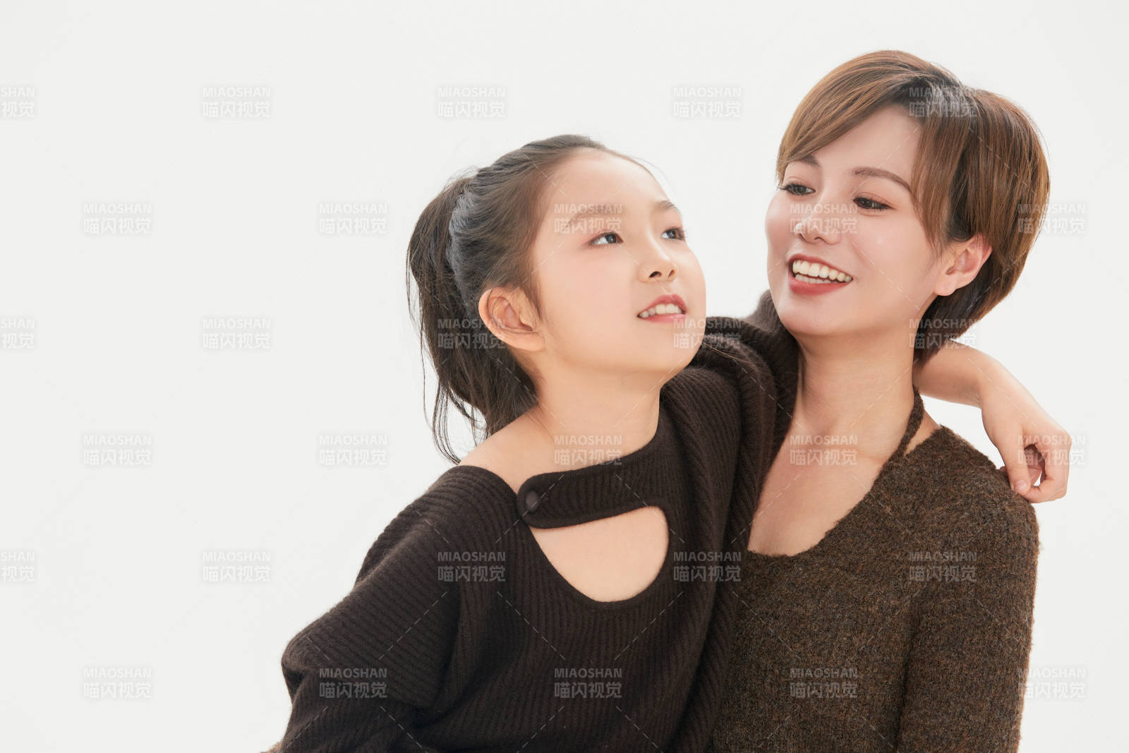 白色背景里的美丽妈妈与可爱女儿亲子人像图片