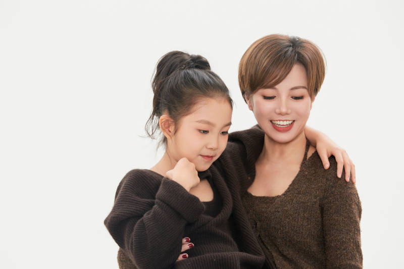 白色背景里的美丽妈妈与可爱女儿亲子人像图片