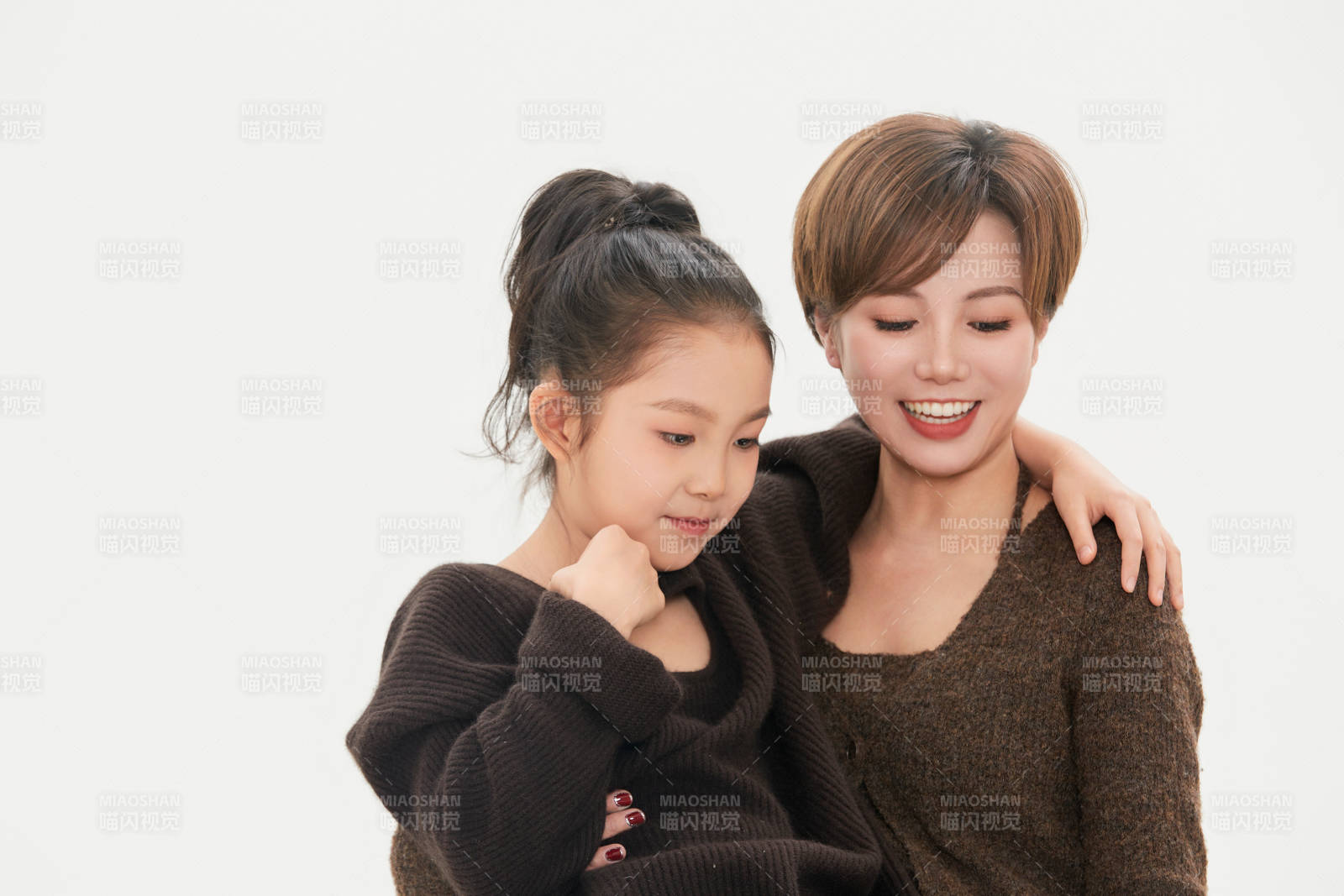 白色背景里的美丽妈妈与可爱女儿亲子人像图片