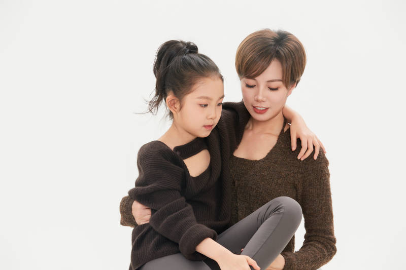 白色背景里的美丽妈妈与可爱女儿亲子人像图片