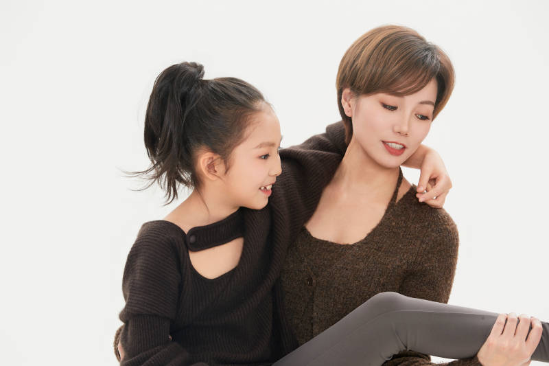 白色背景里的美丽妈妈与可爱女儿亲子人像图片