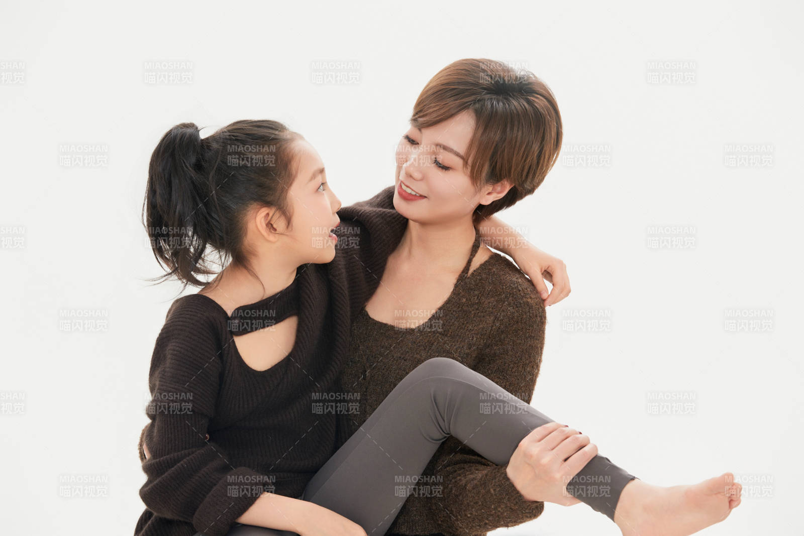 白色背景里的美丽妈妈与可爱女儿亲子人像图片